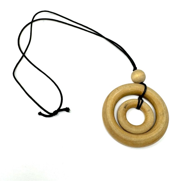 Fashion wood necklace on a cord - Picture 3 of 7